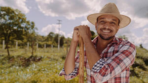 Produtor rural brasileiro no campo